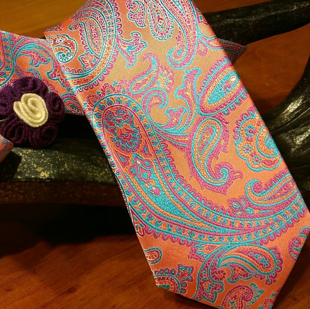 Exclusive Paisley Tie with 4 Fold Lapel Accent